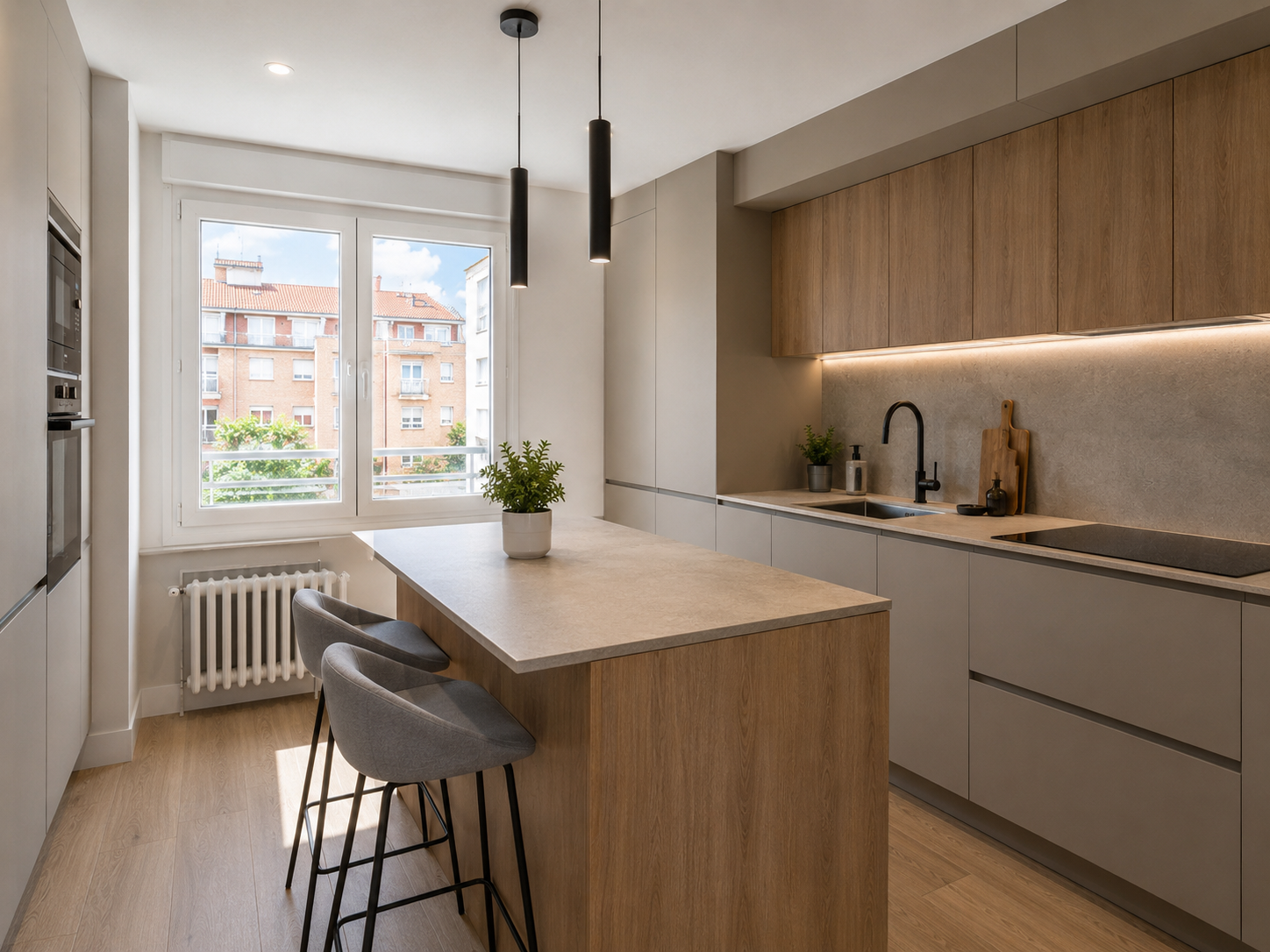 Cocina reformada con península en Valladolid